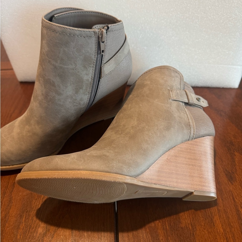 New in Box - Size 9, women’s Taupe Brown Wedge Booties, Comfortable, Buckle - Picture 5 of 7